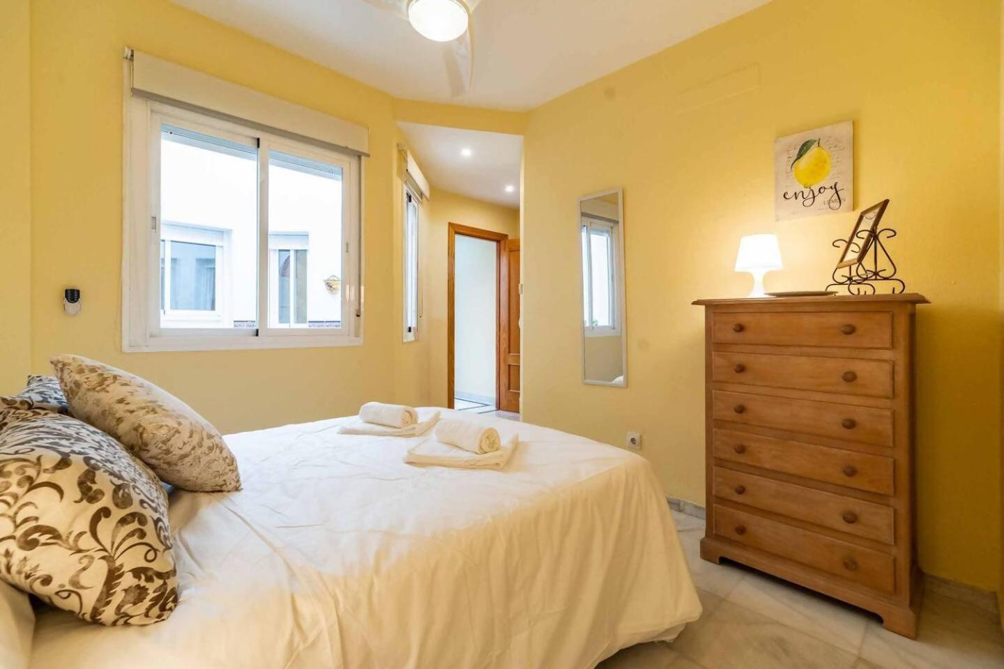 Cyv Centrally Located 1 Bed 1 Bath Near The Beach ฟูเอนฮิโรลา ภายนอก รูปภาพ